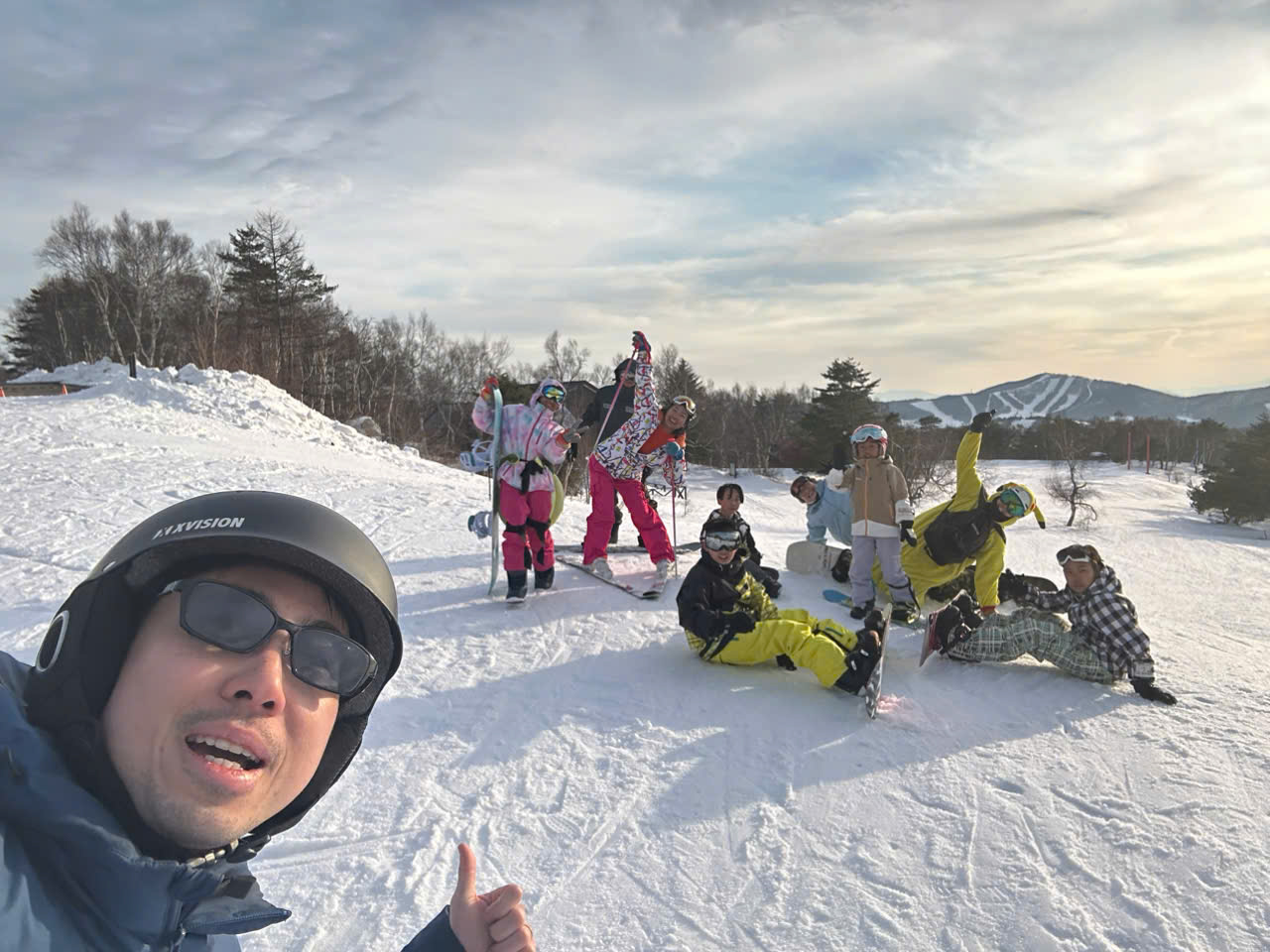 スキーをする子供たち